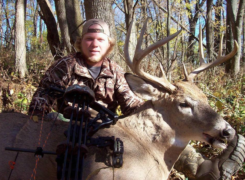 Jon Murphy with a great Louisiana buck. Hat tip to @thwackem on the photo. Super buck! 
